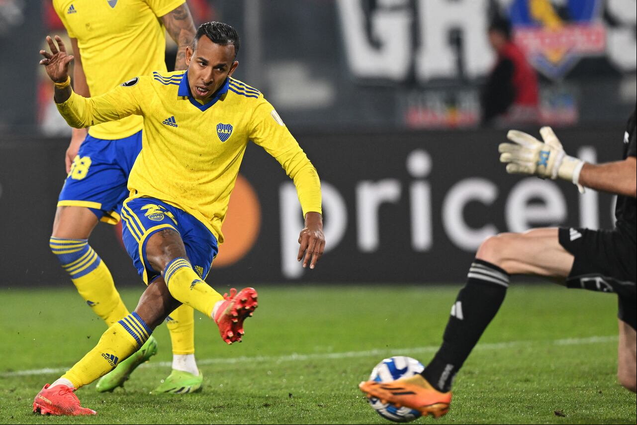 Sebastián Villa en el partido entre Colo-Colo de Chile y Boca Juniors de Argentina por la fase de grupos de la Copa Libertadores 2023.