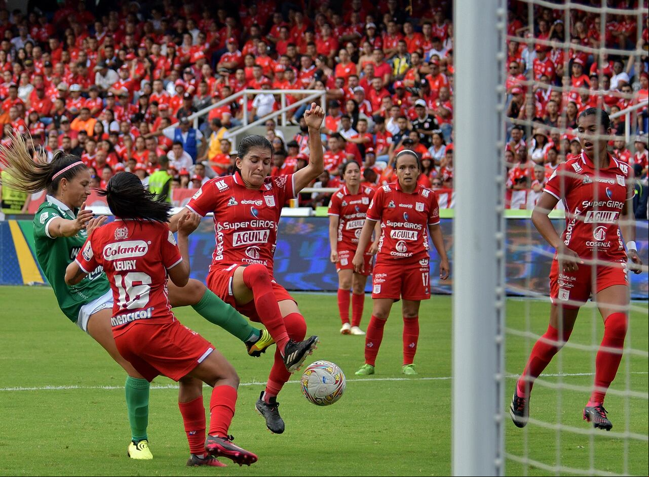 América goleó 5-0 al Deportivo Cali en el clásico femenino de la Liga colombiana que se realizó este domingo en la cancha del estadio Pascual Guerrero.
en el mismo estadio horas despues,
América venció 5-2 al Deportivo Cali, en la versión número 300 del clásico del vallecaucano por la Liga colombiana, en una tarde-noche soñada para todos los hinchas escarlatas, en el estadio Pascual Guerrero.