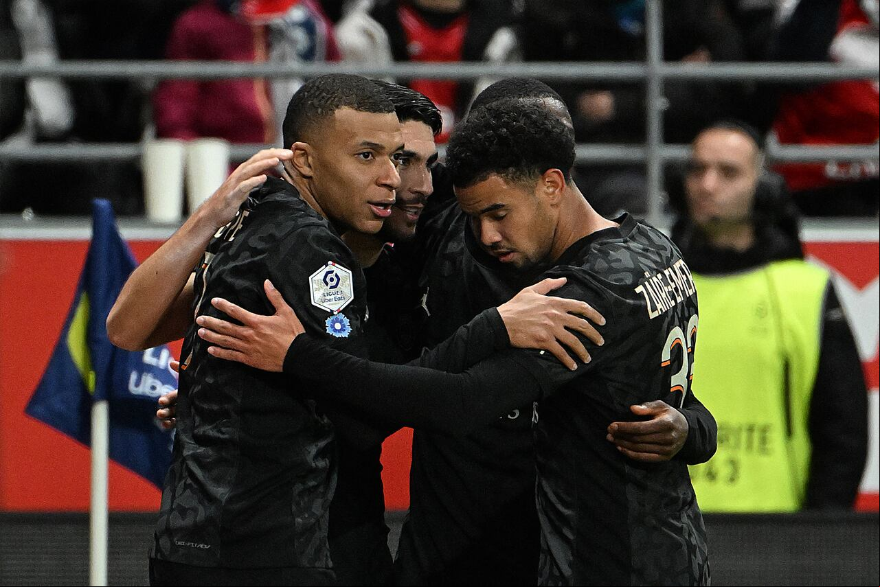 Con triplete de Kylian Mbappé, PSG goleó a Reims y asumió el liderato de la Ligue 1 de Francia.