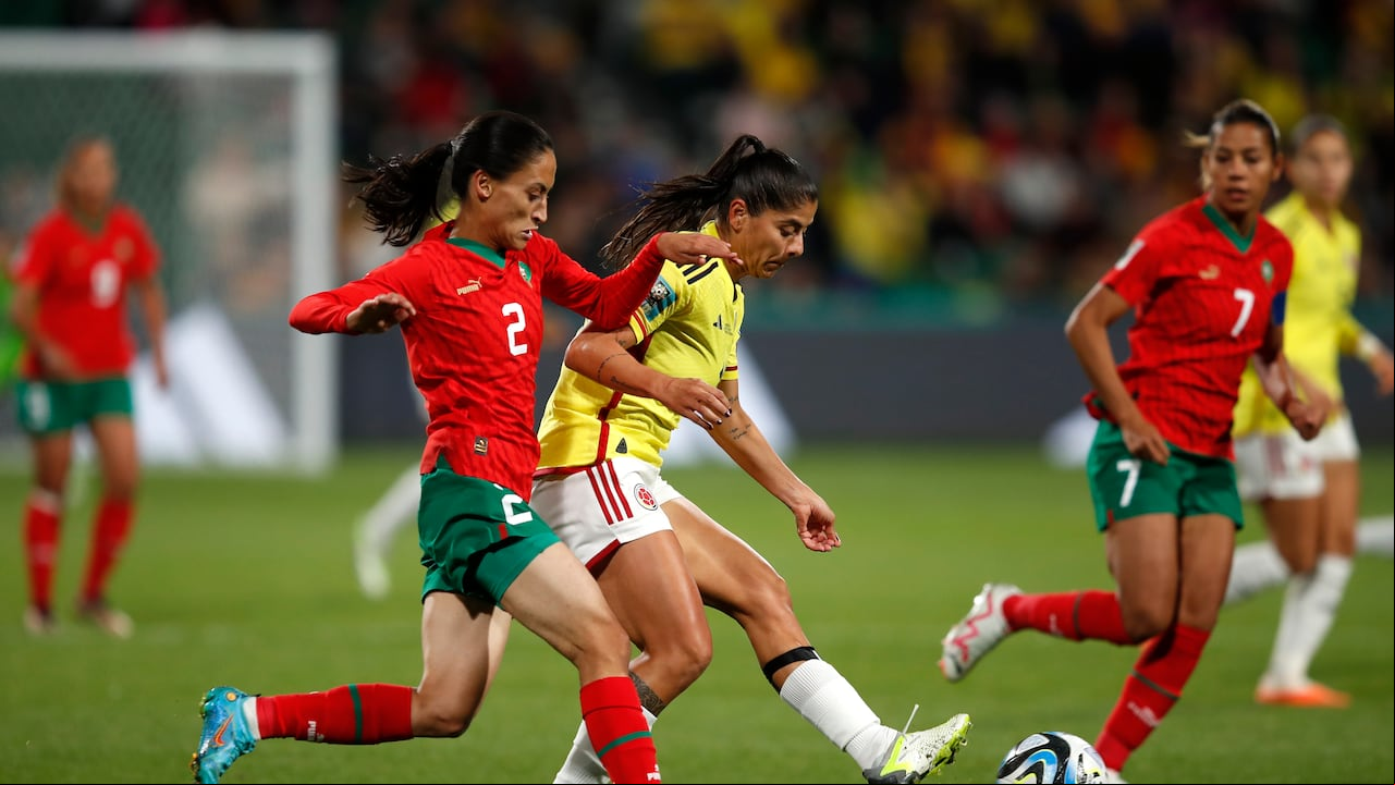 Zineb Redouani de Marruecos, a la izquierda, desafía a Catalina Usme de Colombia durante el partido de fútbol del Grupo H de la Copa Mundial Femenina entre Marruecos y Colombia en Perth, Australia, el jueves 3 de agosto de 2023. (Foto AP/Gary Day)