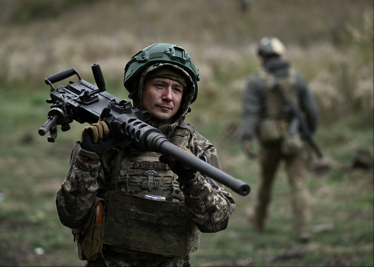 Un militar ucraniano de la 3.ª brigada de asalto lleva una ametralladora Browning M2 durante un entrenamiento táctico en un lugar no revelado de la región de Donetsk el 13 de octubre de 2023, en medio de la invasión rusa de Ucrania. (Foto de Genya SAVILOV / AFP)