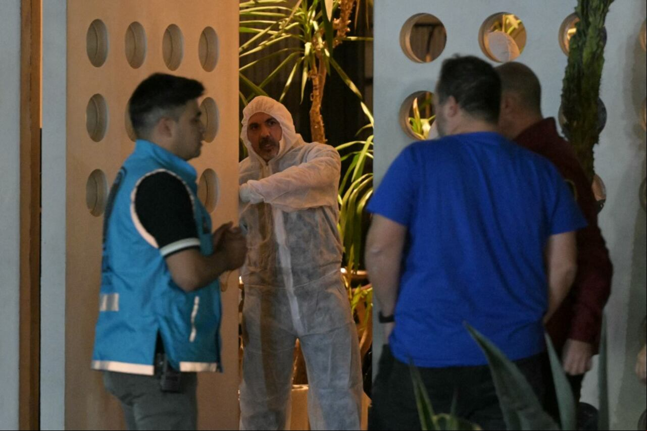 Un trabajador forense aparece en el interior del hotel donde murió el cantante británico Liam Payne en Buenos Aires el 16 de octubre de 2024. El cantante británico Liam Payne, ex miembro del grupo One Direction, murió el miércoles a los 31 años tras caer desde el tercer piso de un hotel en Argentina, dijo la policía de Buenos Aires. (Photo by JUAN MABROMATA / AFP)