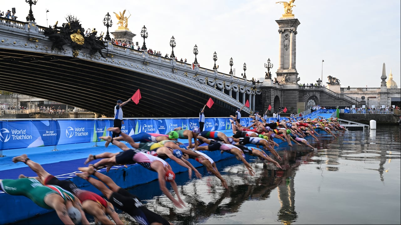 Los atletas de triatlón se sumergen en el río Sena durante el evento de prueba masculino de los Juegos Olímpicos Mundiales de Triatlón 2023 en París, el 18 de agosto de 2023. Los organizadores de los Juegos Olímpicos y Paralímpicos de París (del 26 de julio al 8 de septiembre) (Foto de Bertrand GUAY / AFP)