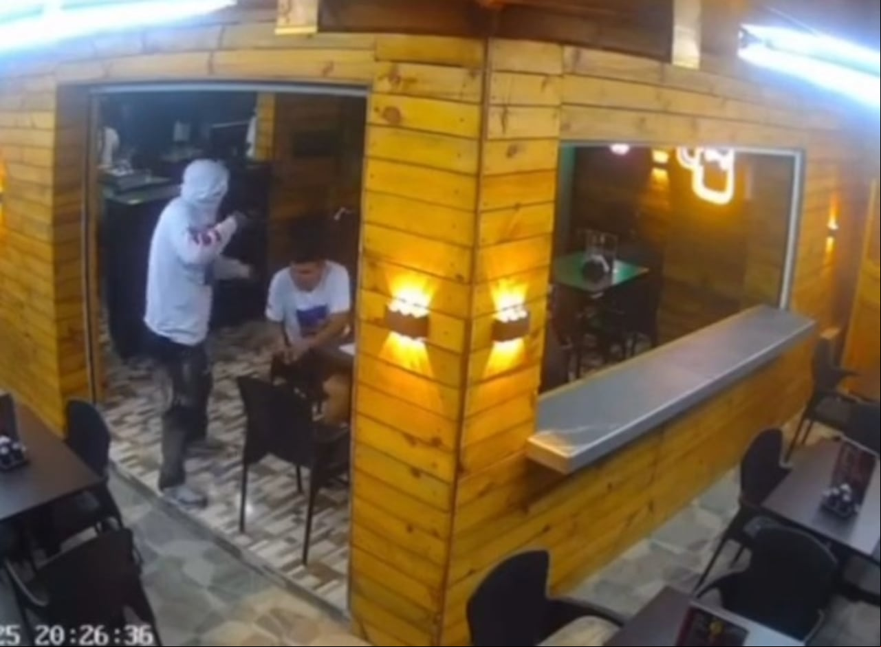 Una de las víctimas esperó a que el delincuente le diera la espalda al momento de huir para así defenderse con el arma de fuego que portaba.