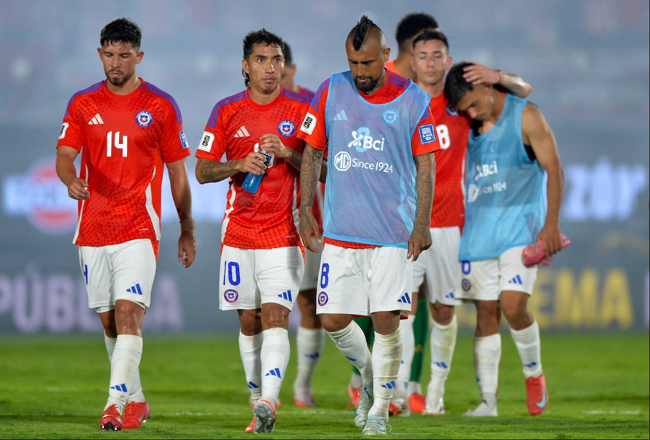 El mediocampista #08 de Chile Arturo Vidal, el mediocampista #10 Luciano Cabral y el defensor #14 Felipe Loyola (izq.) se van con sus compañeros de equipo después de perder durante el partido de fútbol de las eliminatorias sudamericanas de la Copa Mundial.