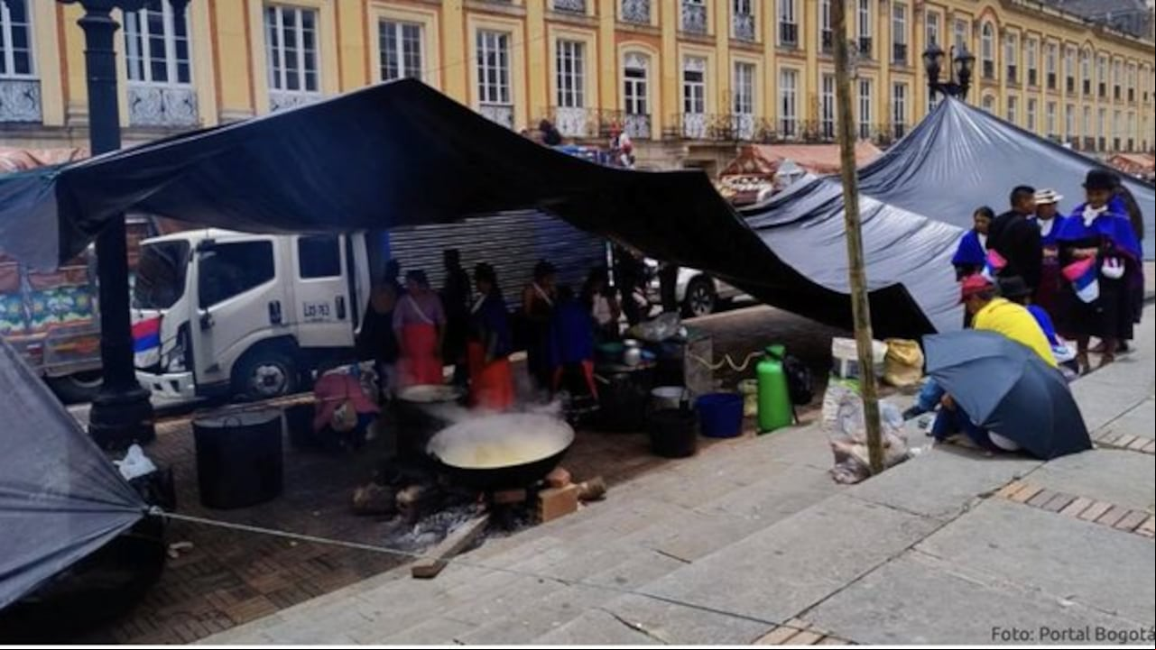 Comunidades indígenas se ubican en la Plaza de Bolívar de Bogotá.