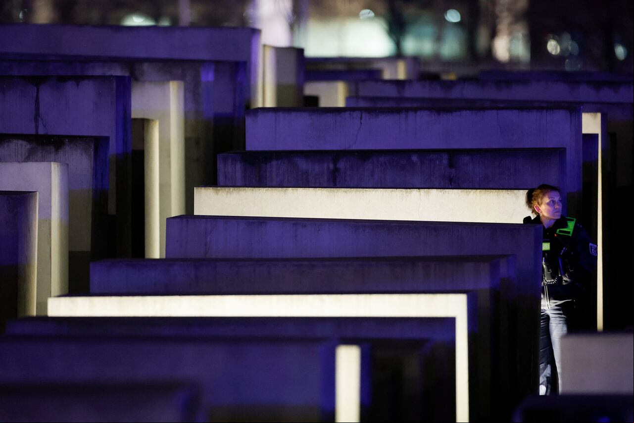 La víctima habría sido atacada en el Memorial de las muertes judías a manos de los nazis.