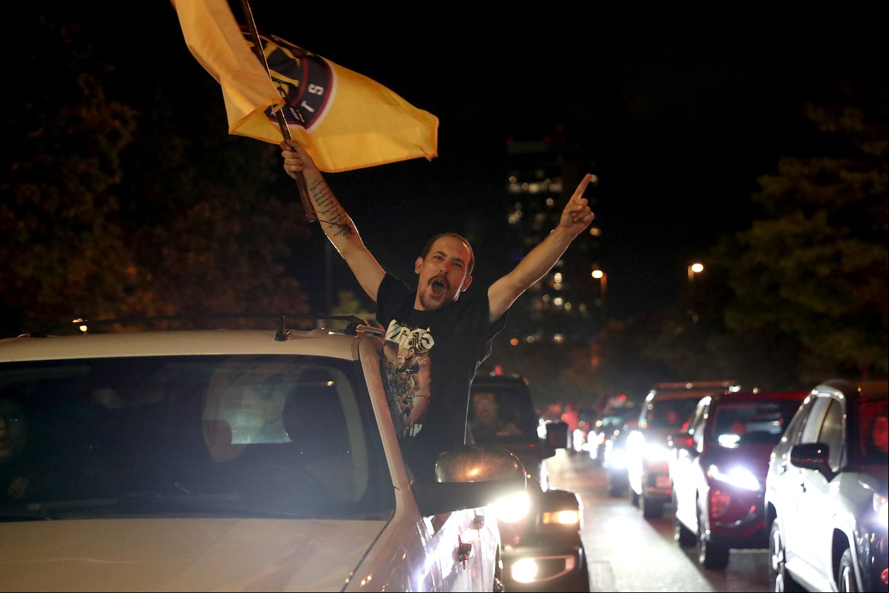 Los fanáticos de los Denver Nuggets celebran en el centro de Denver después del final del quinto juego de las finales de la NBA de 2023