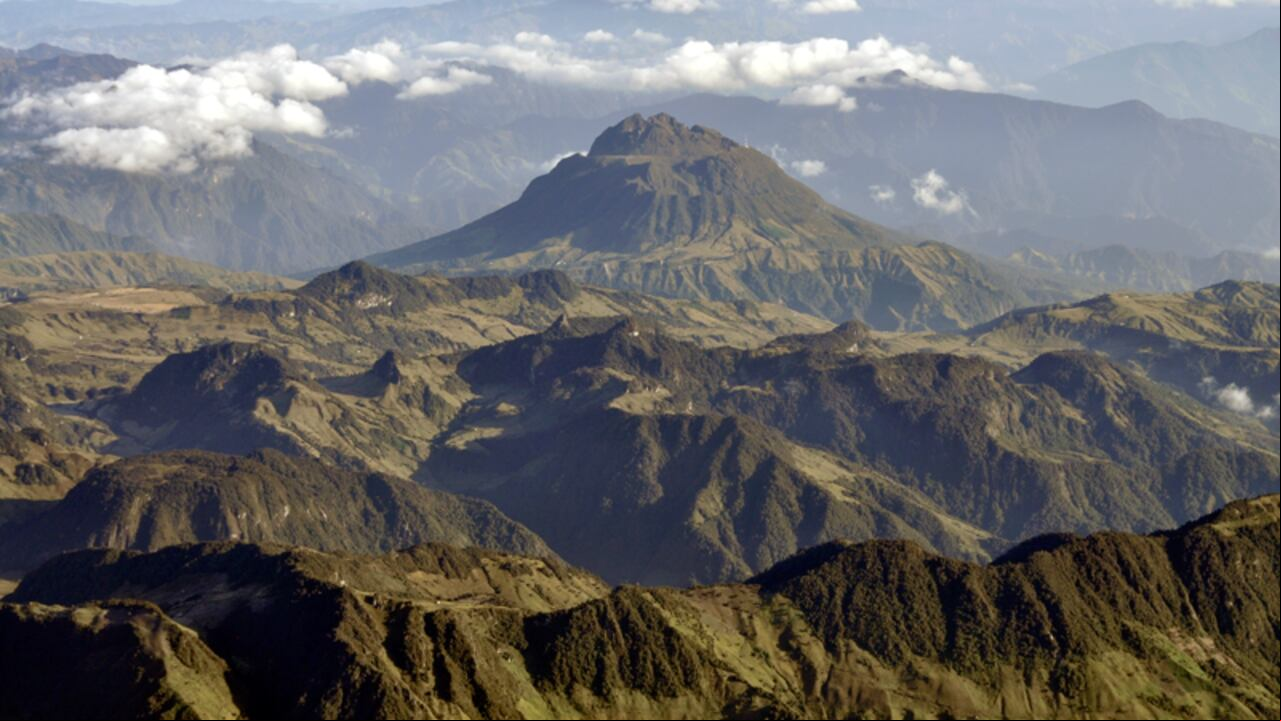 Este se denomina como un estratovolcán caldérico activo con dos calderas concatenadas de 1.5 y 1.0 km de diámetro y muy violento. Actualmente está en reposo.