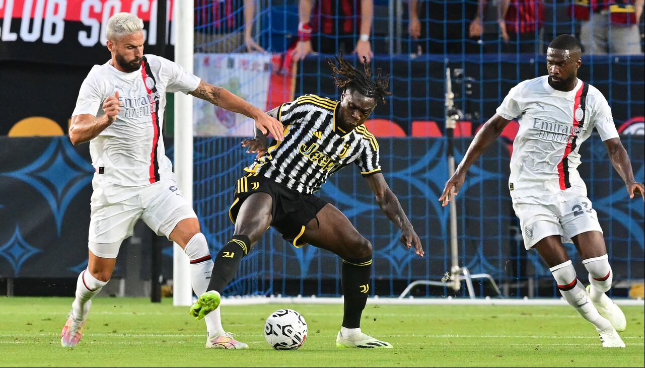 El delantero italiano de la Juventus Moise Kean (C) compite por el balón con el delantero francés del AC Milan Olivier Giroud (L) durante un partido de fútbol amistoso de pretemporada entre la Juventus FC y el AC Milan en el Dignity Health Sports Park en Carson, California, el 27 de julio. , 2023. (Foto de Frederic J. BROWN / AFP)