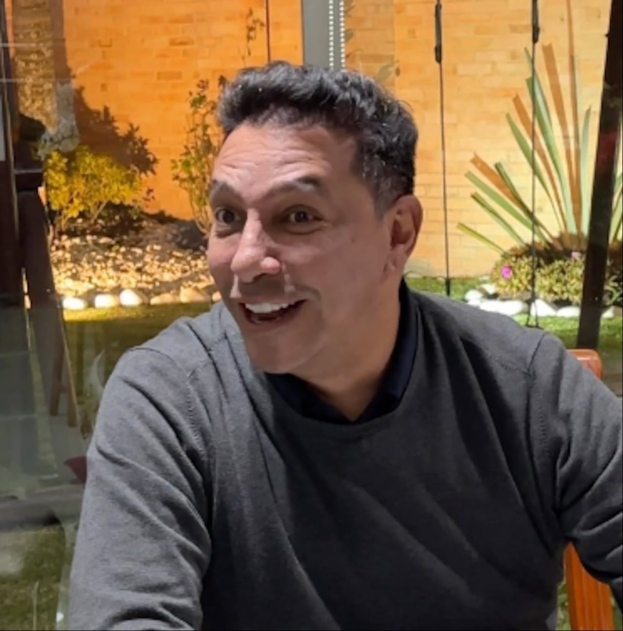 Camilo Cifuentes es uno de los humoristas colombianos más reconocidos y famosos en el mundo del entretenimiento.