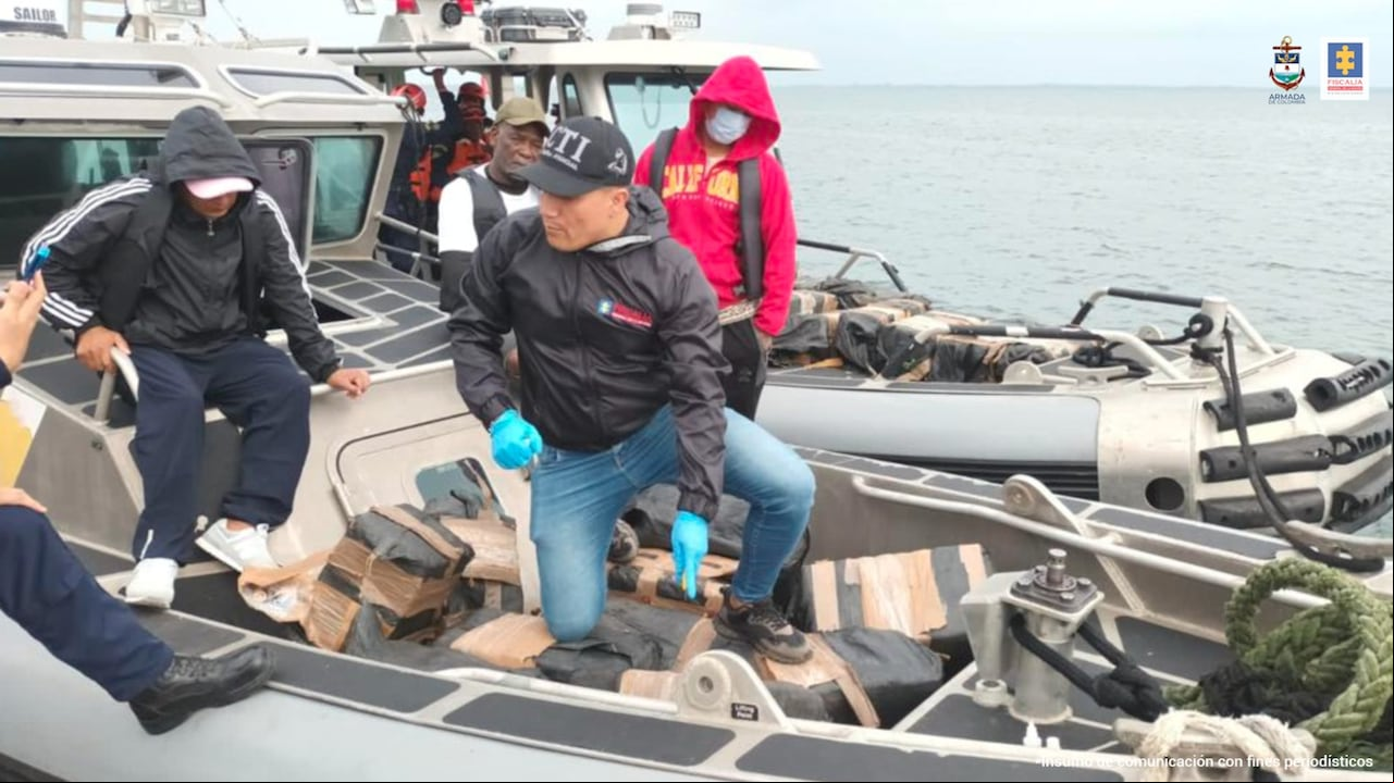 En las verificaciones fueron encontrados 1.885 kilogramos de cocaína, un radio de comunicaciones, un GPS y un teléfono satelital.