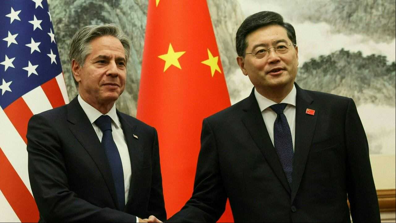 El secretario de Estado de EE. UU., Antony Blinken (izquierda), y el ministro de Relaciones Exteriores de China, Qin Gang, se dan la mano antes de una reunión en la casa de huéspedes estatal Diaoyutai en Beijing el 18 de junio de 2023.