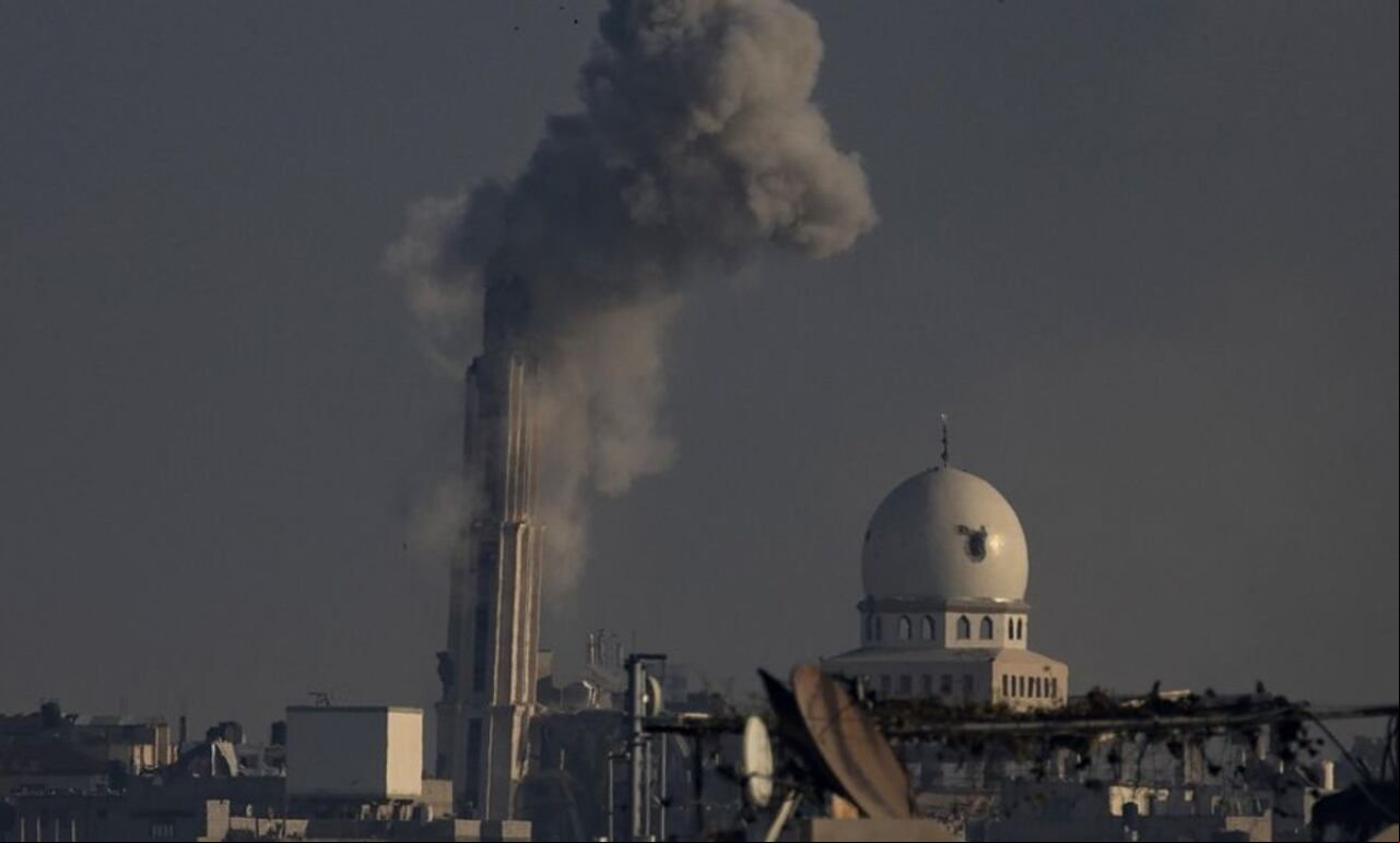 Una columna de humo se eleva sobre Jan Yunis, sur de la Franja de Gaza, tras ataques aéreos israelíes.