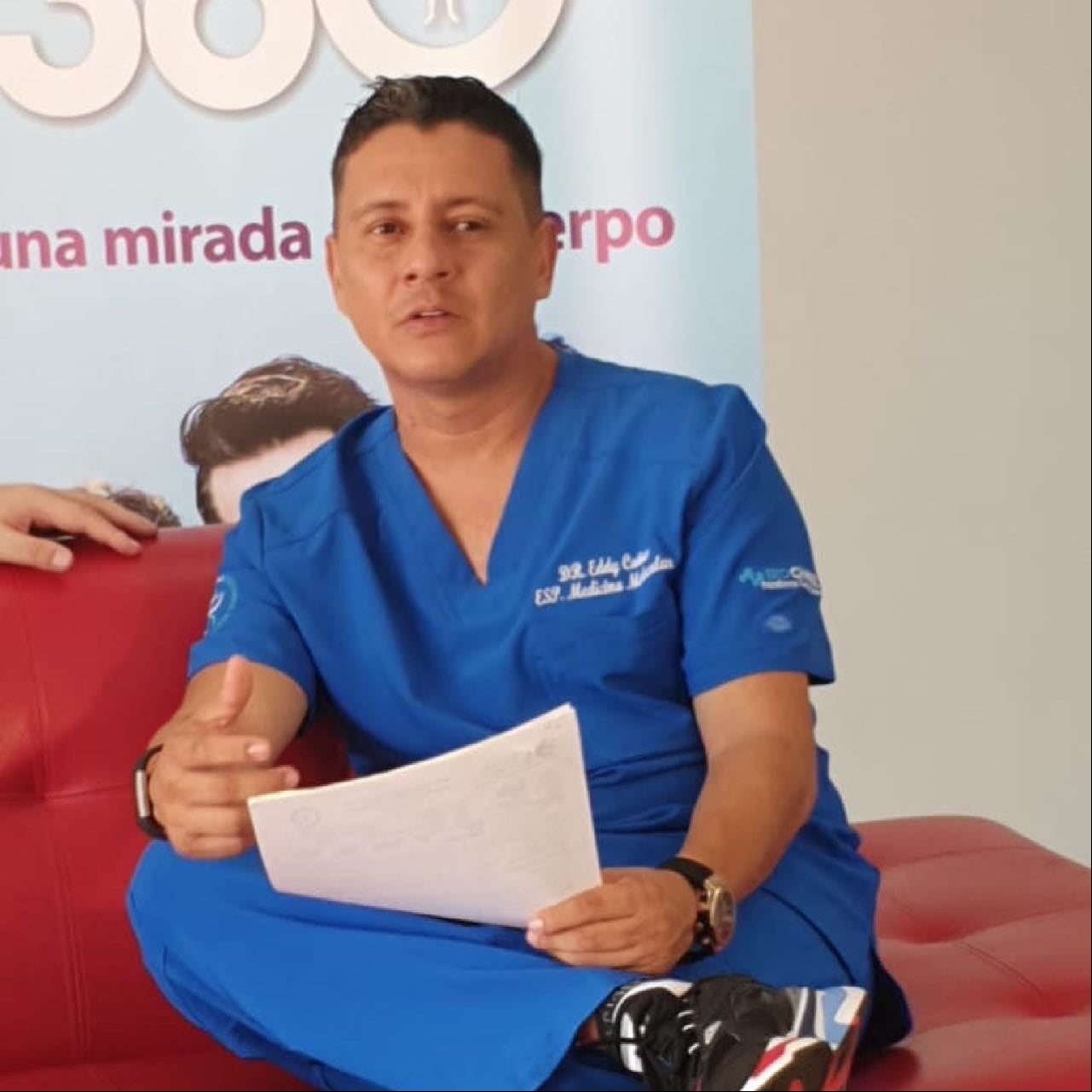 Eddy Cañas figura en redes sociales como médico estético y ofrece tratamientos para perder peso.