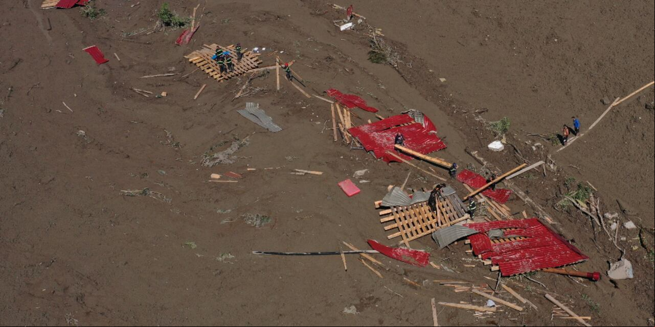 Esta foto aérea tomada con un dron muestra al personal de rescate trabajando en el lugar de un deslizamiento de tierra en la región de Racha, en el oeste de Georgia, el 4 de agosto de 2023. Al menos seis personas murieron a causa de un deslizamiento de tierra en la región de Racha, en el interior de Georgia occidental. Ministerio del país del Cáucaso dijo a AFP el 4 de agosto de 2023.