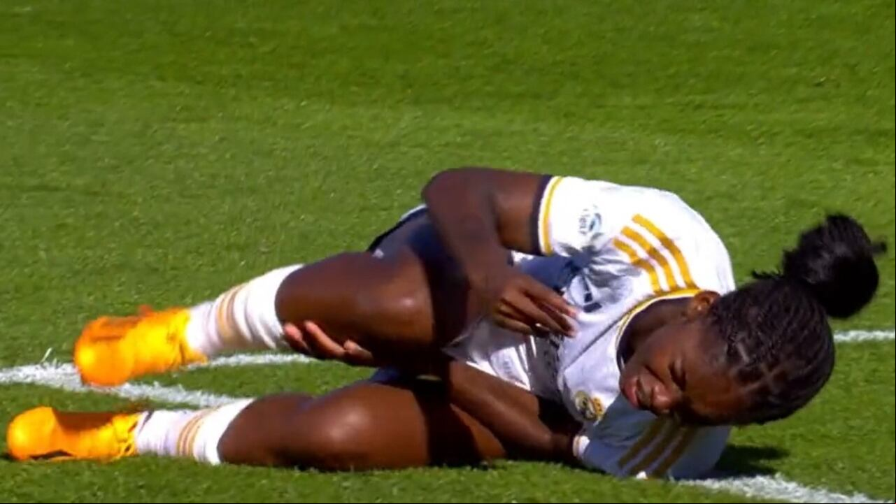 Linda Caicedo recibió un duro golpe en su tobillo en el juego entre Barcelona y Real Madrid.