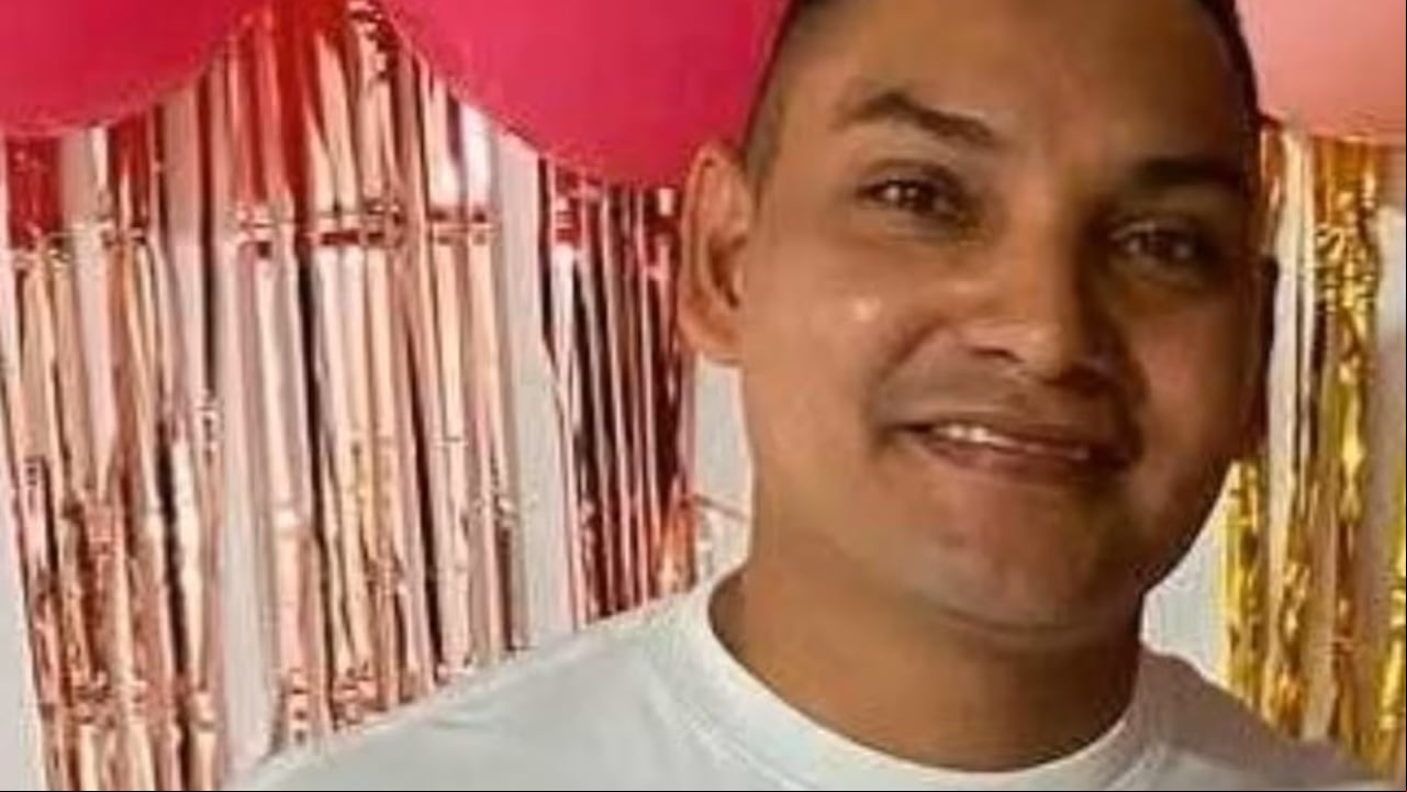 Una desgarradora escena se vivió la noche de este lunes 28 de abril en el municipio de Sahagún, tras el asesinato del policía Luis Andrés Camaño quien había salido de permiso y fue a visitar a su familia.