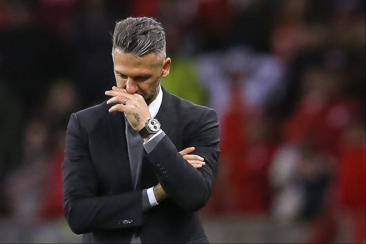 PORTO ALEGRE, BRAZIL - AUGUST 08: Martín Demichelis of River Plate reacts during a Copa CONMEBOL Libertadores 2023 round of sixteen second leg match between Internacional and River Plate at Beira-Rio Stadium on August 08, 2023 in Porto Alegre, Brazil. (Photo by Pedro Tesch/Getty Images)