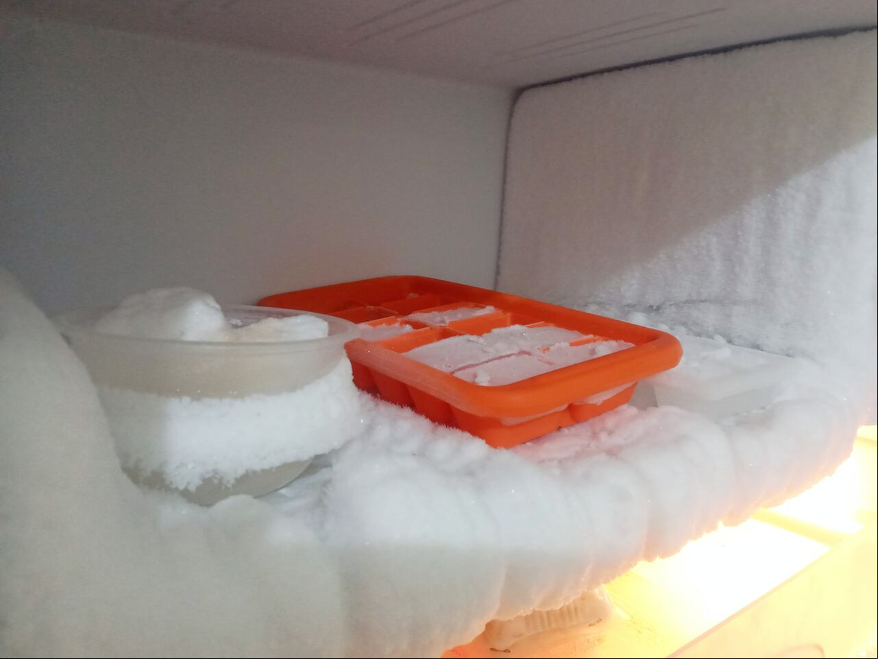 Trucos para derretir el hielo acumulado de la nevera