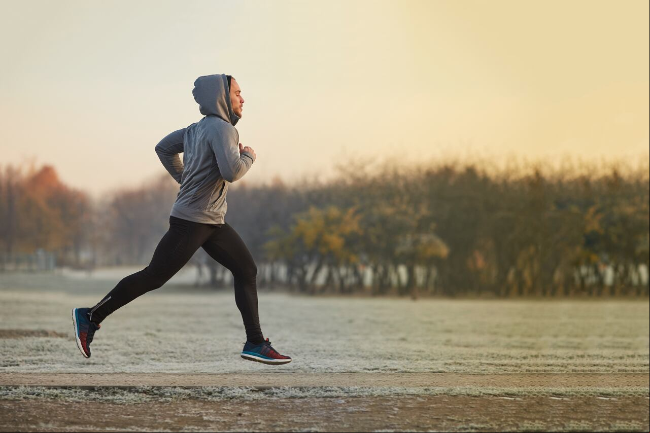 Hombre trotando, corriendo, haciendo ejercicio.