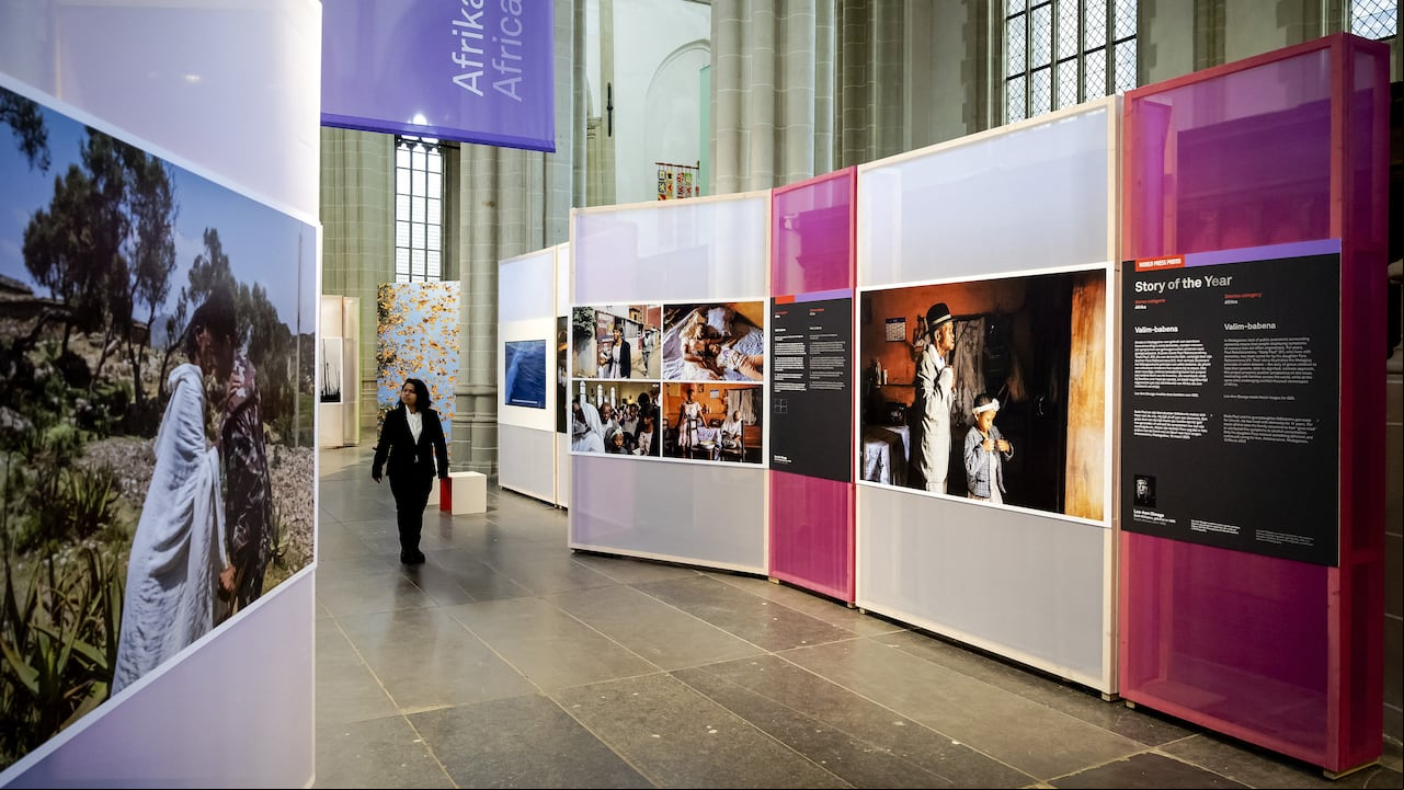 Esta fotografía tomada el 18 de abril de 2024 muestra una serie de fotografías (derecha) de la fotógrafa sudafricana Lee-Ann Olwage en exposición después de recibir el premio a la Historia del Año de World Press Photo 2024, en la Iglesia Nueva de Ámsterdam. . (Foto de Robin van Lonkhuijsen / ANP / AFP) / Países Bajos FUERA / RESTRINGIDO A USO EDITORIAL - MENCIÓN OBLIGATORIA DEL ARTISTA EN EL MOMENTO DE LA PUBLICACIÓN - PARA ILUSTRAR EL EVENTO COMO SE ESPECIFICA EN EL TÍTULO