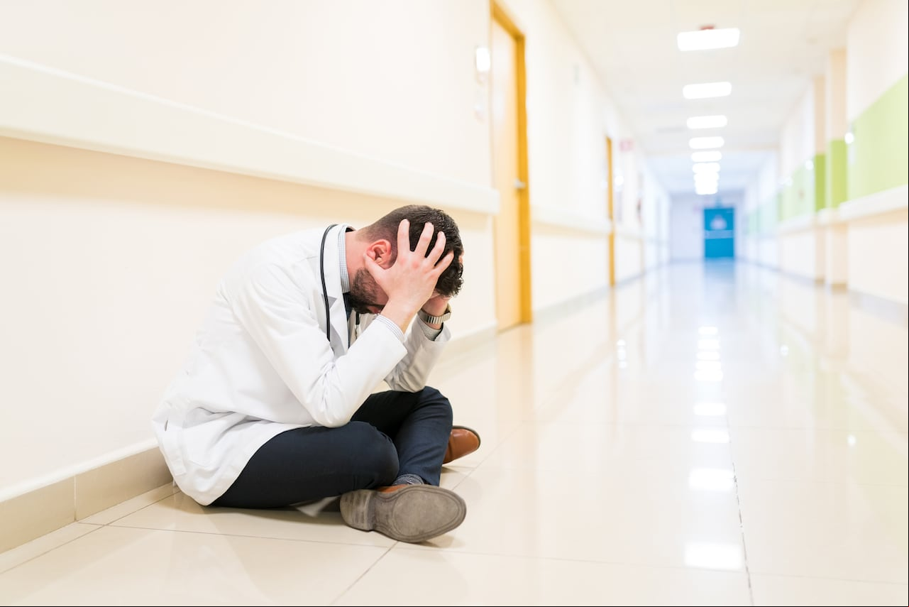 Los médicos pueden tener dificultades para buscar ayuda debido al estigma social, la falta de tiempo y la presión para mantener una imagen de fortaleza, explica el doctor Jorge Enrique Enciso.