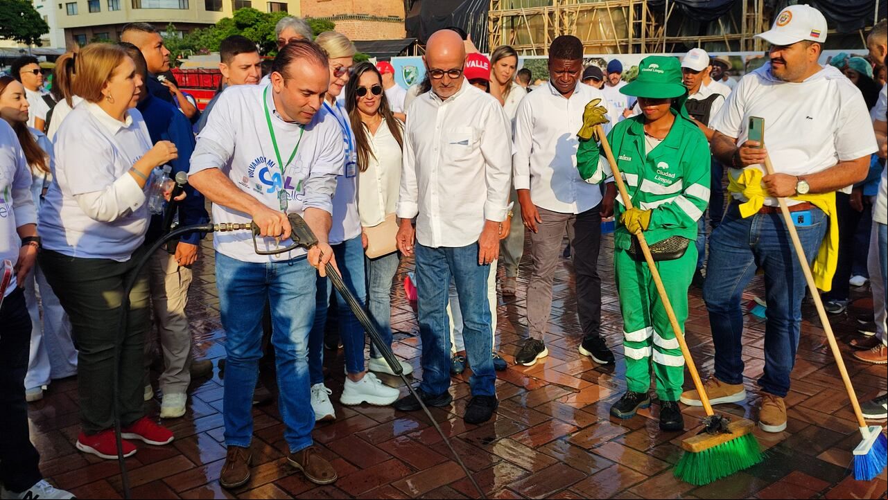 Dilian Francisca Toro y Alejandro Eder se suman a la campaña volvamos a mi Cali bella con una jornada de aseo en la plazoleta de San Francisco en el centro de Cali.