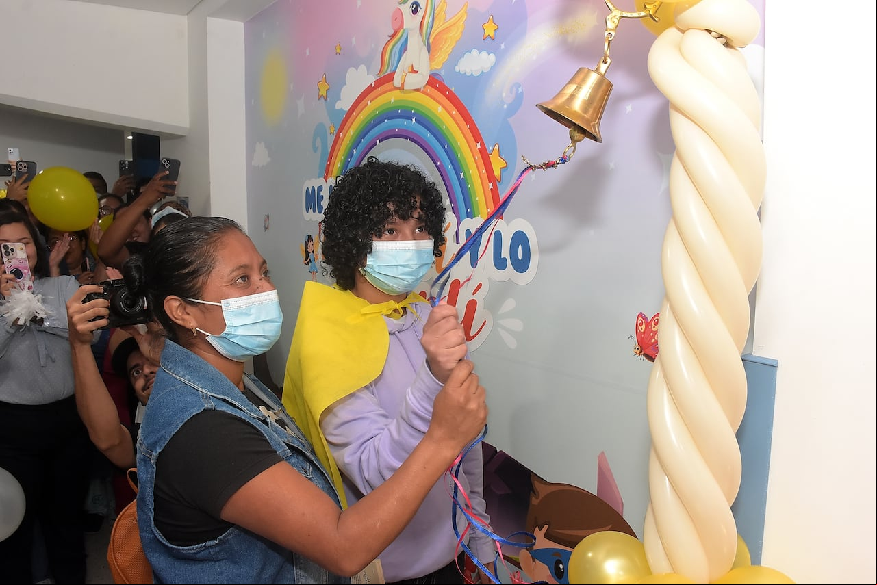 Tocada de campana por parte de Laura Sofía Paladines, la primera paciente en superar el cáncer gracias a la atención en la Unidad de Oncología del Club Noel (inaugurada en octubre del año pasado).