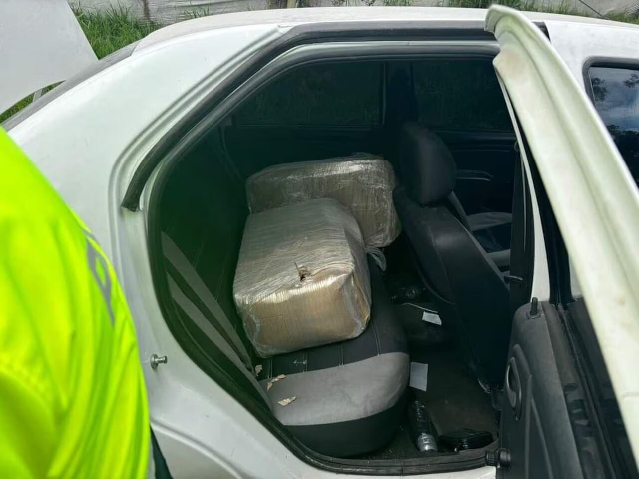 El conductor del carro atropelló a dos uniformados que se movilizaban en moto.