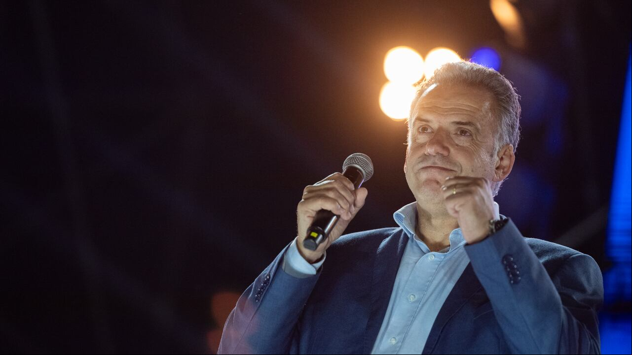 22 de octubre de 2024, Uruguay, Montevideo: El candidato presidencial de la alianza de partidos de izquierda Frente Amplio, Yamandu Orsi, pronuncia un discurso durante un mitin cinco días antes de las elecciones uruguayas. Foto: Santiago Mazzarovich/dpa (Foto de Santiago Mazzarovich/Picture Alliance vía Getty Images)