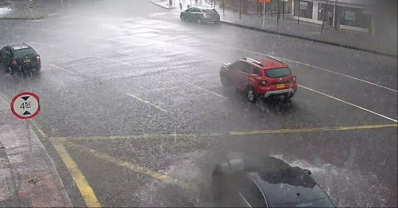 Varias vías se han visto afectadas por cuenta de las fuertes lluvias este martes.