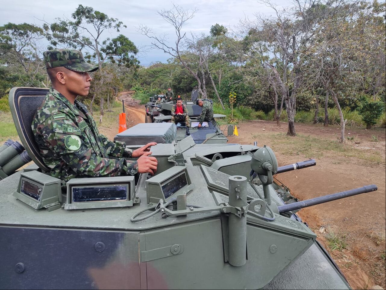 Vehículos blindados de transporte militar que serán ubicados en la parte alta de jamundí para combatir a las disidencias de las FARC