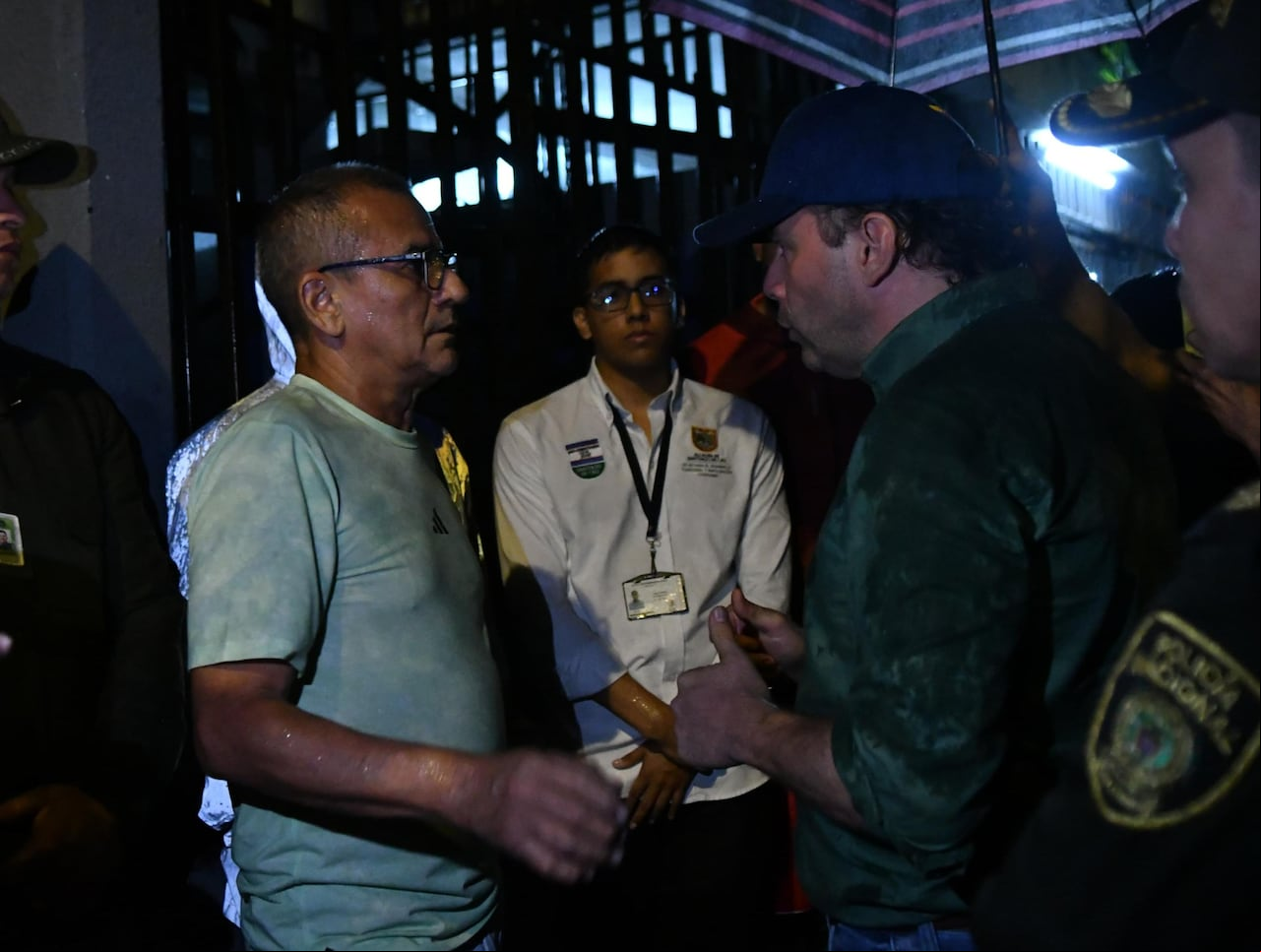 El alcalde Alejandro Eder hace presencia en el lugar del atentado.