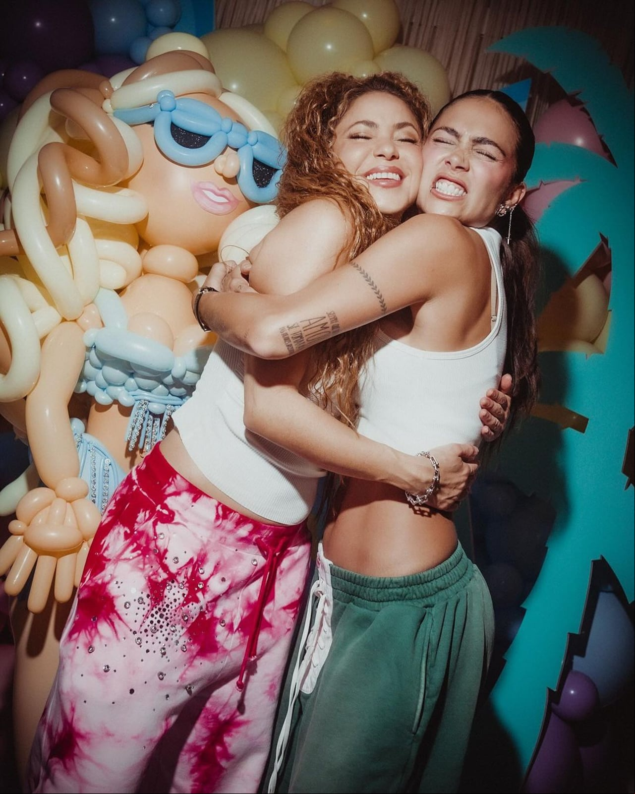 Greeicy y Shakira se abrazaron fuertemente en la fiesta de solteras