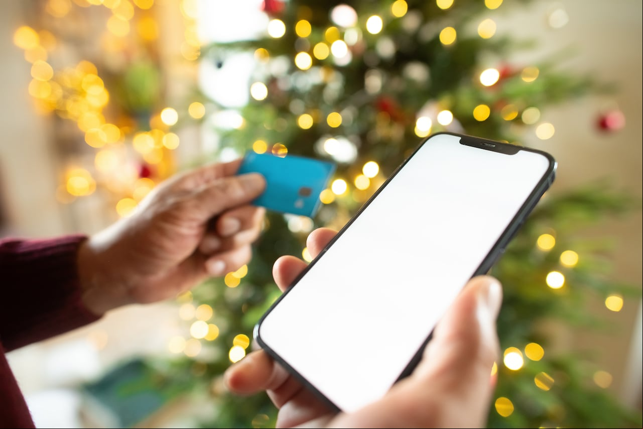 Muchas personas eligen hacer compras en línea en la época de navidad y fin de año.