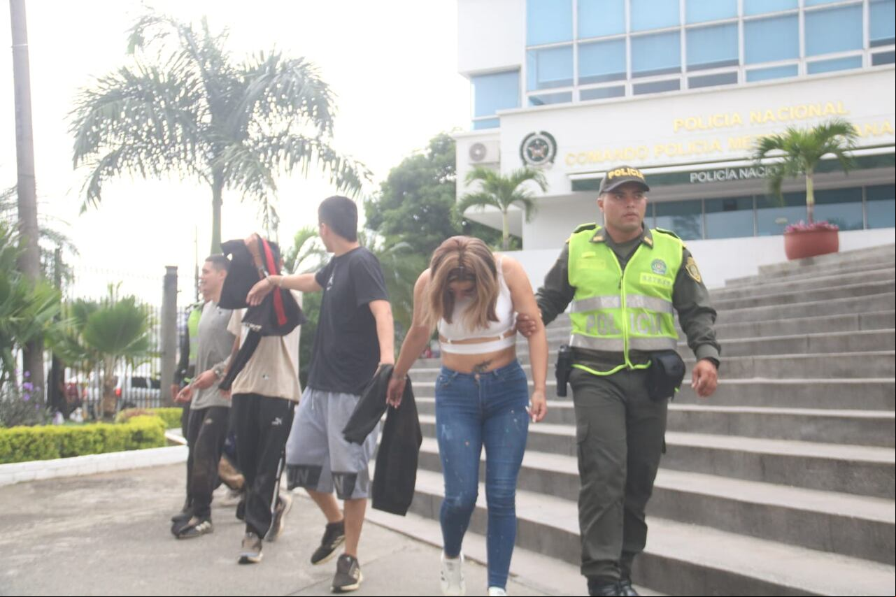 Los seis sospechosos se movilizaban a bordo de dos vehículos particulares, en el que transportaban todos los objetos robados.