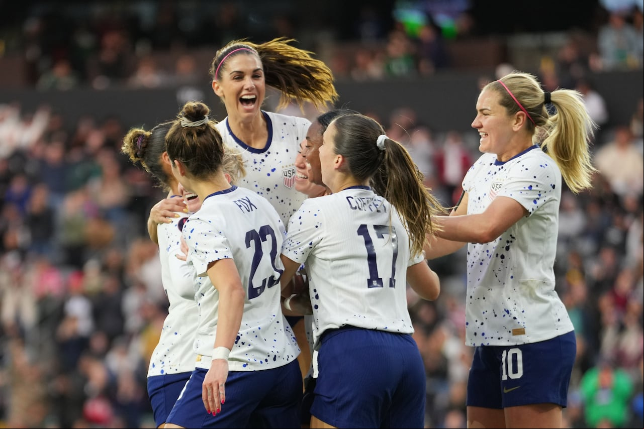 LOS ÁNGELES, CALIFORNIA - 3 DE MARZO: Jenna Nighswonger # 3 de Estados Unidos celebra el marcador con sus compañeros de equipo durante la primera mitad contra Colombia durante el partido de cuartos de final de la Copa Oro W de la Concacaf 2024 en el Estadio BMO el 3 de marzo de 2024 en Los Ángeles, California. (Foto de Brad Smith/ISI Photos/USSF/Getty Images para USSF).