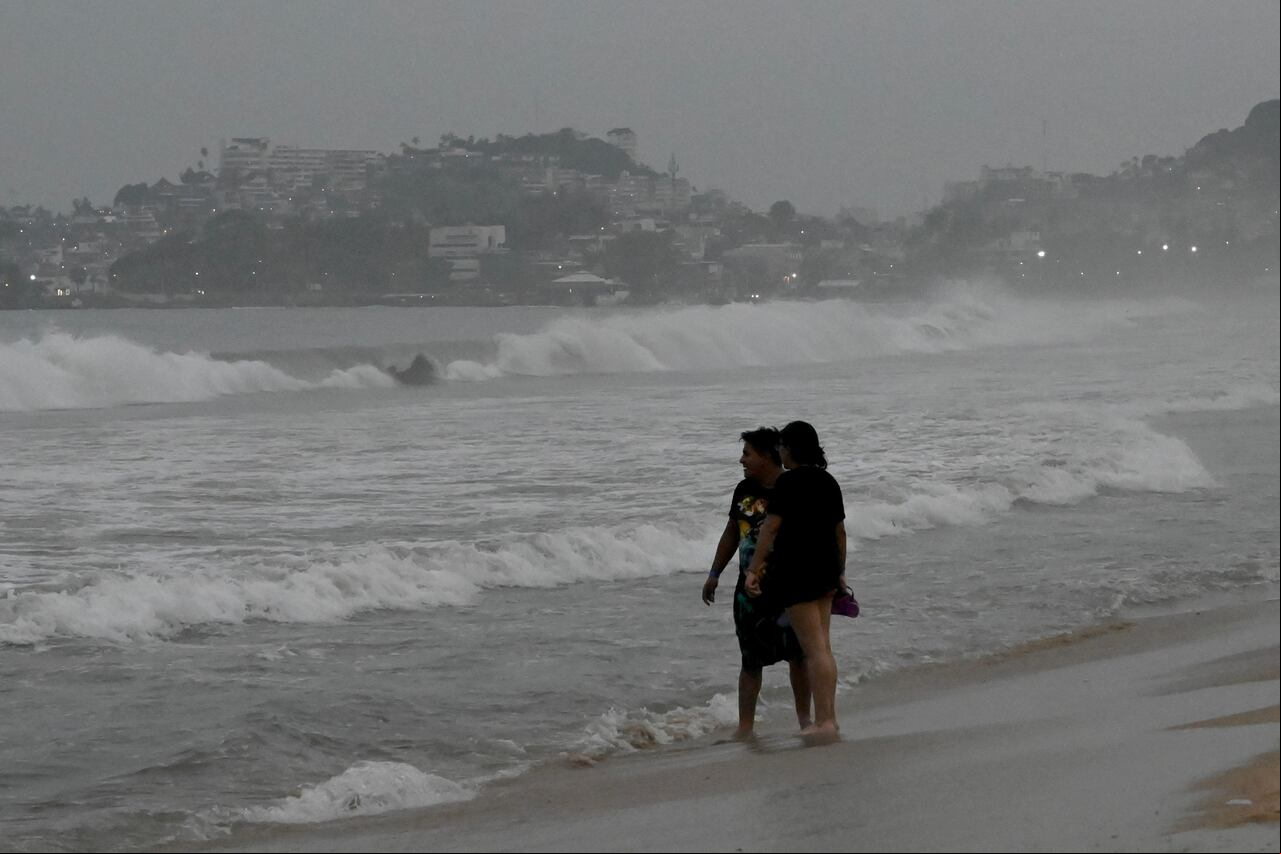 El huracán Otis el 24 de octubre de 2023 se fortaleció hasta convertirse en una gran tormenta de categoría 3 mientras se dirigía hacia la costa del Pacífico sur de México, dijo el Centro Nacional de Huracanes (NHC) de Estados Unidos.
