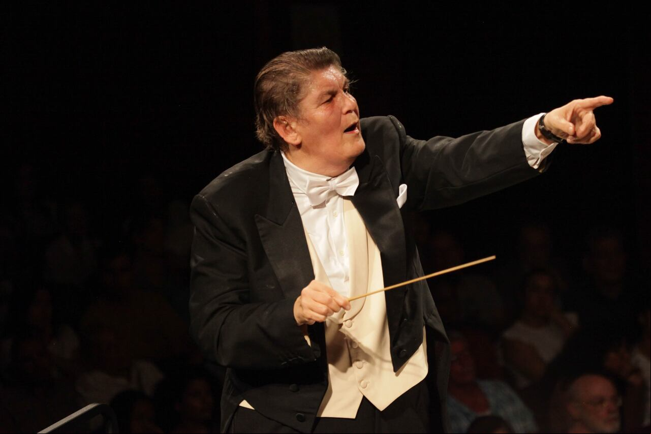 Concierto de Semana Santa donde la Orquesta Filarmónica de Cali junto al coro juvenil de la Escuela de Música de Desepaz interpretan la obra Requiem de Mozart en el teatro municipal.