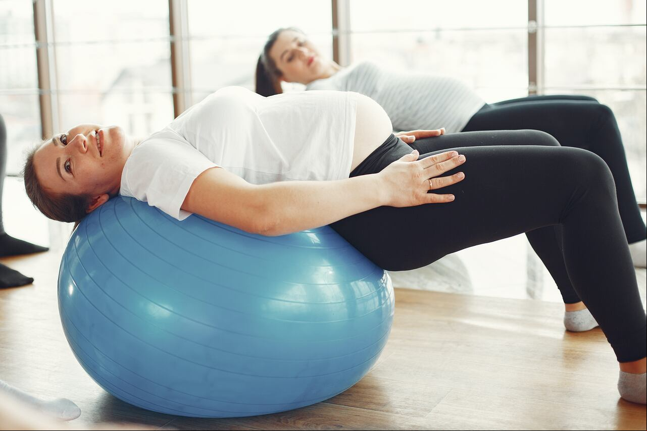 El ejercicio de forma regular, antes, durante y después del embarazo, disminuye el riesgo de condiciones asociadas a este estado como la preeclampsia, diabetes gestacional, parto prematuro, así como depresión posparto.