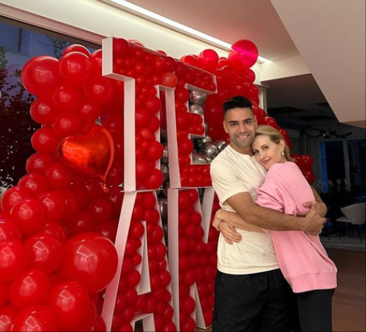 Falcao y su esposa Lorelei celebraron su aniversario número 16.
