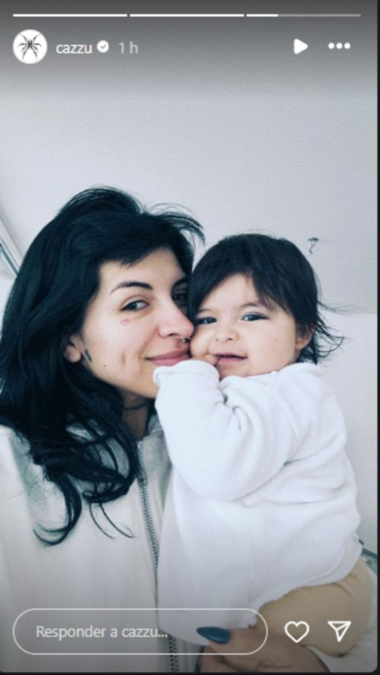 Cazzu, exnovia de Nodal, publicó una foto con su hija Inti y dijo que ahora se centrará en ella que es su prioridad en medio de todo el escándalo mediático.
