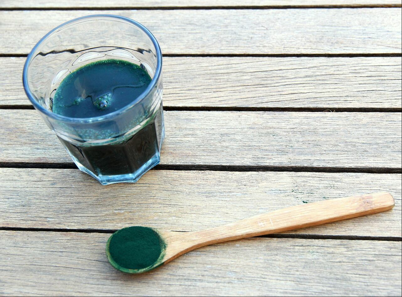 La espirulina puede emplearse tanto en bebidas y comidas como también en cosmética.