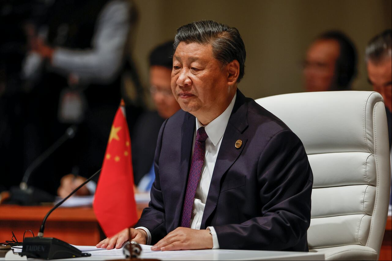 El presidente de China, Xi Jinping, asiste a la sesión plenaria durante la Cumbre BRICS de 2023 en Johannesburgo, Sudáfrica, el 23 de agosto de 2023.