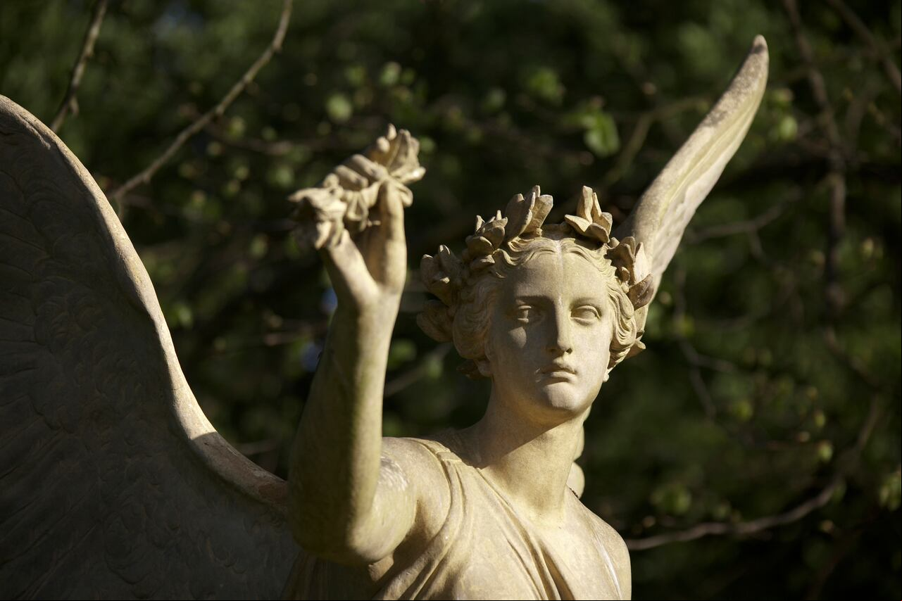 Más allá de la fe en la intervención angelical, la interpretación del número 777 como un mensaje de esperanza puede inspirar a las personas a tomar medidas concretas para mejorar su situación financiera y superar las adversidades.