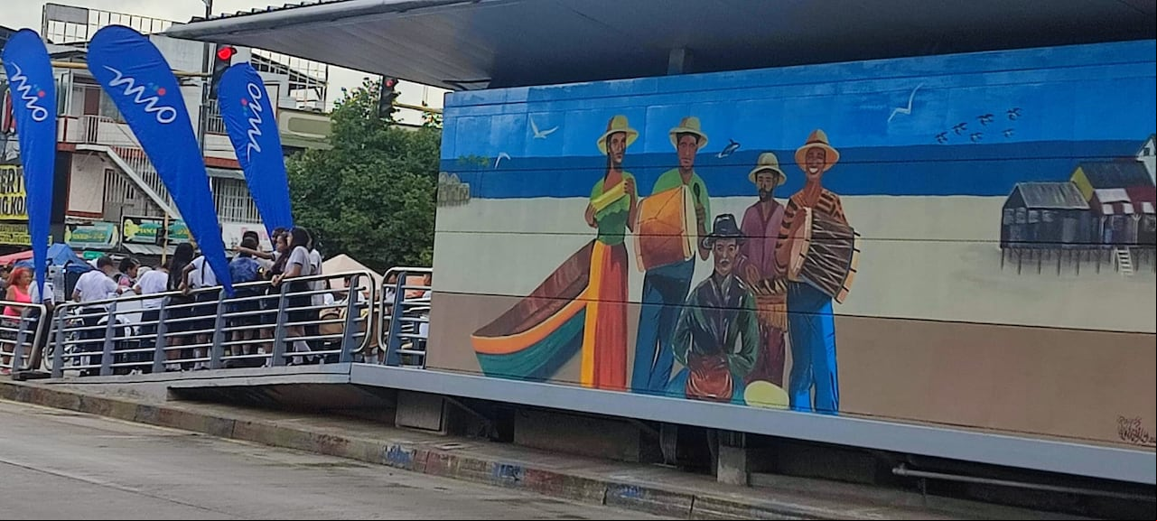 También fueron diseñados murales en algunas estaciones.