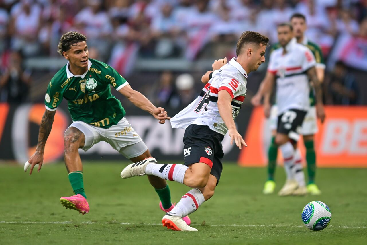 Richard Ríos (L) de Palmeiras y Galoppo (R) de Sao Paulo luchan por el balón durante un partido entre Palmeiras y Sao Paulo como parte de la Supercopa Do Brasil 2024 en el Estadio Mineirao el 4 de febrero de 2024 en Belo Horizonte, Brasil. (Foto de Pedro Vilela/Getty Images)