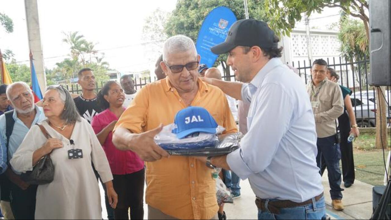 En el barrio El Dorado el alcalde de Cali, Alejandro Eder, entregó a 274 líderes prendas alusivas a la institución.