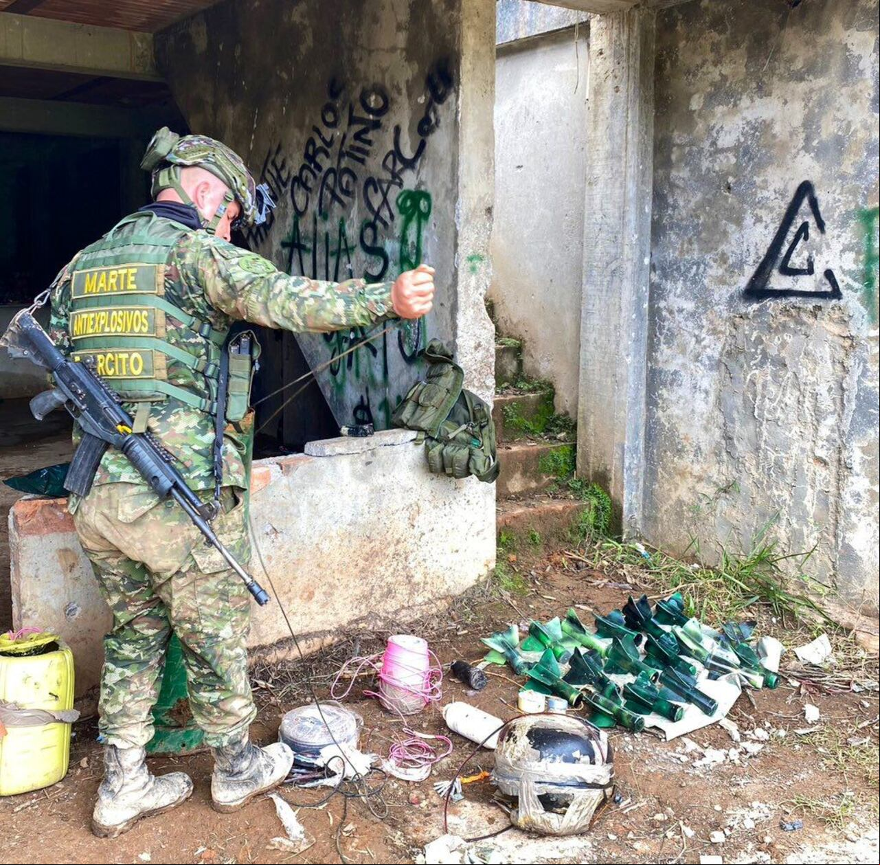En la Trinchera Tavares, los soldados encontraron un amplio lote de tatucos y hasta motores de refrigeración acondicionados con explosivos.
